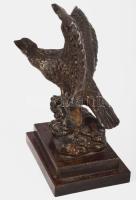Turul szobor asztaldísz. Patinázott fém, talapzaton, kis kopással, m: 17 cm