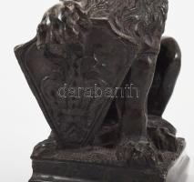 Bourbon liliomos pajzsot tartó oroszlán márvány / ásvány asztaldísz. Kis kopással, m: 18,5 cm