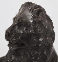 Bourbon liliomos pajzsot tartó oroszlán márvány / ásvány asztaldísz. Kis kopással, m: 18,5 cm