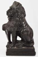 Bourbon liliomos pajzsot tartó oroszlán márvány / ásvány asztaldísz. Kis kopással, m: 18,5 cm