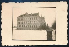1941 Beszterce (Bistrita), német (evangélikus) gimnázium, a hátoldalon feliratozott fotó, 5,5x8,5 cm