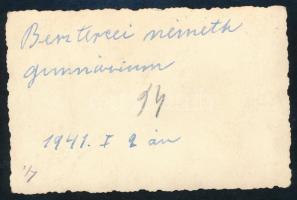 1941 Beszterce (Bistrita), német (evangélikus) gimnázium, a hátoldalon feliratozott fotó, 5,5x8,5 cm