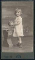 cca 1910 Kislány labdával, kabinetfotó Schmidt Ede budapesti (VIII., Baross u. 61.) műterméből, 16,5x9,5 cm