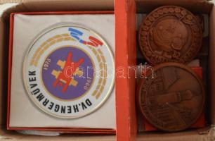 Vegyes ~36db-os magyar- és külföldi porcelán / kerámia emlékérem vagy plakett tétel dobozban, javarészben az 1970-es évekből, közte Spanyolország 1982. "Naranjito" az 1982-es spanyolországi Világbajnokság kabaláját ábrázoló egyoldalas kerámia emlékérem (115mm) + 1975. "DV. Hengerművek 1960-1975" egyoldalas, hátoldalán jelzett "Hollóháza" kerámia emlékérem tokban (170mm) + 1984. "Országos Fotóművészeti Alkotótelep - Gyula" egyoldalas kerámia emlékérem (~100x100mm) + DN "Túristvándi Vízimalom" egyoldalas kerámia emlékérem tokban (120mm) + DN "Sopron Tűztorony" egyoldalas kerámia emlékérem (120mm) + 4db bélyegalakú mázas porcelán plakett, stb. Javarészben jelzett "Hollóháza" emlékérmek, de közte minimum 1db "Zsolnay" is T:~AU,XF