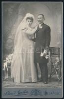 cca 1910 Esküvői portré, kabinetfotó Schmidt Ágoston budapesti (X., Kőbánya, Jászberényi út 13.) műterméből, 16x10 cm