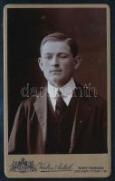 cca 1910 Elegáns fiatalember portréja, vizitkártya Vértes Antal nagykanizsai műterméből, a verzón villanyvilágítást hirdető felirattal: ,,felvételek borult idöben is, villany világitás mellett", 10,5x6,5 cm