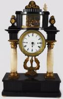 XIX. sz. Biedermeier asztali óra, negyedütős, ingás szerkezettel, alabástrom oszlopokkal, felül vitrin részben virágcsendélet hattyúval kézimunka. Kulcs nélkül, hiánnyal, sérüléssel, m: 50 cm