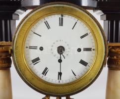 XIX. sz. Biedermeier asztali óra, negyedütős, ingás szerkezettel, alabástrom oszlopokkal, felül vitr...