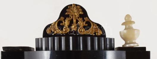 XIX. sz. Biedermeier asztali óra, negyedütős, ingás szerkezettel, alabástrom oszlopokkal, felül vitr...