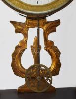 XIX. sz. Biedermeier asztali óra, negyedütős, ingás szerkezettel, alabástrom oszlopokkal, felül vitr...