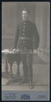 cca 1910 Fiatal katona egészalakos portréja, keményhátú fotó Stern Miksa és Fia (Trencsén, Trencsénteplic) műterméből (a verzón villanyvilágítást hirdető felirattal: ,,az esti órákban felvételek villamos fénynél eszközöltetnek"), 16,5x8 cm