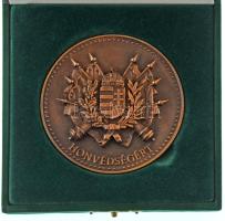 DN (2000 k.) "Honvédségért" egyoldalas, öntött bronz plakett, eredeti dísztokban (81mm) T:AU