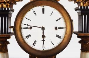 XIX. sz. Biedermeier asztali óra, negyedütős, ingás szerkezettel, alabástrom oszlopokkal, felül gazd...