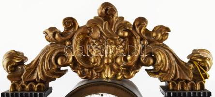 XIX. sz. Biedermeier asztali óra, negyedütős, ingás szerkezettel, alabástrom oszlopokkal, felül gazd...