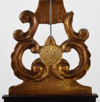 XIX. sz. Biedermeier asztali óra, negyedütős, ingás szerkezettel, alabástrom oszlopokkal, felül gazd...