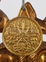 XIX. sz. Biedermeier asztali óra, negyedütős, ingás szerkezettel, alabástrom oszlopokkal, felül gazd...