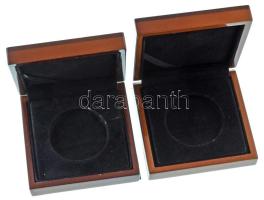 2db magasfényű, fahatású éremtartó tok újszerű állapotban, 45mm-es férőhellyel