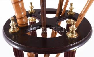 Oszlopos díszítésű sétabot tartó, benne 5 darab régi sétabot, közte vaddisznófog markolatos ezüst (A...