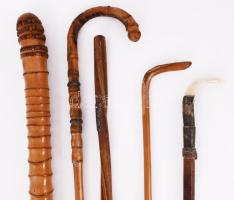 Oszlopos díszítésű sétabot tartó, benne 5 darab régi sétabot, közte vaddisznófog markolatos ezüst (A...