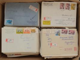 Kb 1000 db magyar küldemény dobozban kb az 1960-1995 közötti időszakból, közte tértivevény, expressz és sok ajánlott