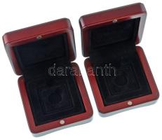 2db mahagóni éremtartó tok jó állapotban, 2db férőhellyel, az egyik 43x43mm (négyszögletes "quadrum" kapszulához), a másik pedig az előzőből kivehető 18mm-es