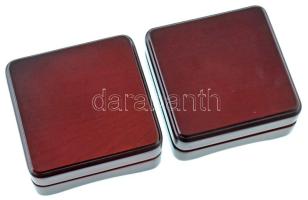 2db mahagóni éremtartó tok jó állapotban, 2db férőhellyel, az egyik 43x43mm (négyszögletes "qua...