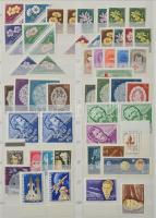 16 fehér osztott lapos LINDNER berakó benne magyar bélyegek az 50-es 60-as évekből