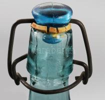 Kékes színű csatos üveg, m: 24 cm