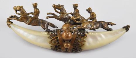 Rókavadász bross. Gyöngyház bevonatú rókafog réz figurális díszítéssel. 7 cm