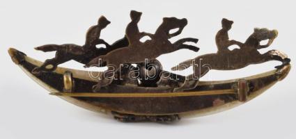 Rókavadász bross. Gyöngyház bevonatú rókafog réz figurális díszítéssel. 7 cm