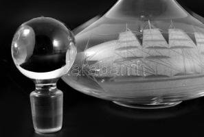 Italos készlet 6 pohárral, köszörült hajómintával díszítve. Jelzés nélkül, hibátlan, m: 9-26 cm