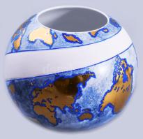 Hollóházi Manufaktúra, Gulyás Kati (1945-) képzőművész: Váza világtérkép dekorral. cca 1998, kísérleti darab, jelzett, hibátlan, d: 19 cm, m: 15 cm. Hozzá Gulyás Kati porcelán kollekciójának füzetével. /// Hollóháza Manufactory, Kati Gulyás (1945-) fine artist: Vase with world map decoration. ca. 1998, Experimental piece, marked, flawless, diameter: 19 cm, height: 15 cm. Accompanied by the booklet of Kati Gulyás's porcelain collection