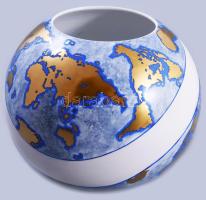 Hollóházi Manufaktúra, Gulyás Kati (1945-) képzőművész: Váza világtérkép dekorral. cca 1998, kísérle...