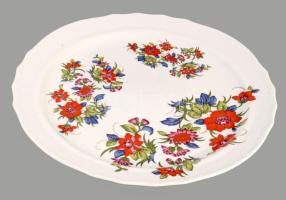 Hollóházi kerek asztalközép kínáló, háncsnyomott peremrésszel. Jelzett: "KISÉRLETI DARAB" felirat, hibátlan, d: 33 cm