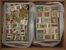 Sok száz külföldi, főleg képes bündlitöredék, áztatnivaló bélyeg, nagy tömegű anyag 4 cipősdobozban