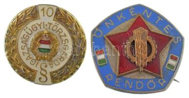 DN (~1970) "Igazságügyi Törzsgárda - 10 év után" aranyozott, műgyantás kitüntető jelvény (26mm) + DN(~1970-1980) "Önkéntes rendőr" zománcozott fém jelvények (30x30mm) T:XF,VF, kis zománchiba