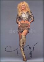 Claudia Schiffer (1970- ) német szupermodell autográf aláírása egy őt ábrázoló képen, tanúsítvánnyal, 21x15 cm. Claudia Schiffer a '90-es évek egyik legismertebb szupermodellje, aki a divatvilág aranykorának ikonikus alakjává vált. A Chanel, Versace és Dolce &amp; Gabbana kampányainak arca volt, miközben a kifutókon és magazinok címlapjain egyaránt uralta a reflektorfényt. Az aláírt fényképe nem csupán egy divattörténeti emléktárgy, hanem egy darabja annak a korszaknak, amikor a modellek valódi világsztárokká váltak. A divatvilág német csillaga-Schiffer a németországi Rheinbergből indult, és rövid időn belül a világ legismertebb modelljei közé emelkedett. A Chanel múzsája - Karl Lagerfeld személyesen választotta ki a Chanel arculatához, és évekig ő volt a márka egyik meghatározó arca. Rekordok asszonya-Több mint 1000 magazin címlapján szerepelt, ezzel bekerült a Guinness-rekordok könyvébe is. A szupermodell-generáció tagja- Cindy Crawford, Naomi Campbell és Linda Evangelista mellett ő is a "szupermodell" fogalmának megtestesítője lett. A stílus örök nagykövete - Bár már visszavonult az aktív modellkedéstől, továbbra is jelen van a divat világában mint márkanagykövet és stílusikon.