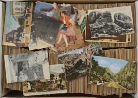 FRANCIAORSZÁG - Kb. 2400 db főleg RÉGI város képeslap dobozban, vegyes minőségben / FRANCE - Cca. 2400 mainly pre-1945 French town postcards in a box, in mixed quality