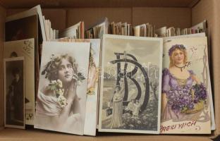 Kb. 700 db főleg RÉGI motívum képeslap dobozban: sok művész és zsáner / Cca. 700 mostly pre-1950 motive postcards in a box: many art theme