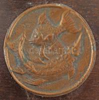 DN "Halak" egyoldalas, öntött bronz horoszkóp (?) érem, fa talapzaton (érem:43mm ; talapza...