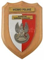 Lengyelország DN "Lengyel Hadsereg - Varsói Helyőrség Parancsnokság" egyoldalas festett fém plakett rátétekkel, címer alakú fa talapzaton (plakett:~73x100mm ; talapzat:~115x160mm) T:AU,XF, hátoldalán akasztáshoz fúrt lyukkal Poland ND "Wojsko Polskie - Dowodztwo Garnizonu Warszawa" one-sided, painted metal plaque with metal inlays, on a coat of arms-shaped wooden pedestal (plaque:~73x100mm ; pedestal:~115x160mm) C:AU,XF, with a hole drilled on the back for hanging