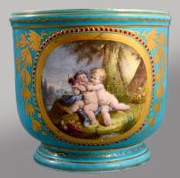 1781 Sevres porcelán kaspó. DD dátum jelzéssel LG ( Le Guay ) porcelánfestő jelzésével. Puttókat ábr...