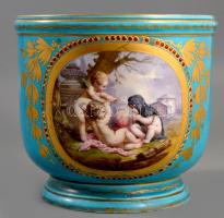 1781 Sevres porcelán kaspó. DD dátum jelzéssel LG ( Le Guay ) porcelánfestő jelzésével. Puttókat ábr...