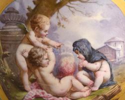 1781 Sevres porcelán kaspó. DD dátum jelzéssel LG ( Le Guay ) porcelánfestő jelzésével. Puttókat ábr...