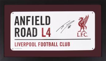 Szoboszlai Dominik labdarúgó autográf aláírásával ellátott Liverpool FC fém tábla, bekeretezve, certifikáttal. Keret mérete 50x28 cm