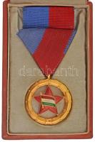 1949. "A Magyar Népköztársasági Sport Érdemérem arany fokozata" zománcozott, aranyozott kitüntetés mellszalagon, szalagsávval, eredeti tokban (rajta utólag ráragasztott "1956") T:AU NMK 506