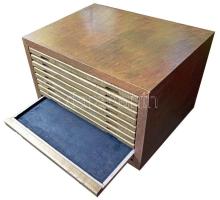 Nagyméretű (30x41x24cm) fa éremtartó fiókos szekrényke 10 darab osztás nélküli tálcával. Közel újszerű állapotban. (Az aukció tárgya egy darab szekrény, az első két képen több szekrény szerepel, egymásra pakolva!)