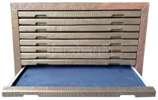 Nagyméretű (30x41x24cm) fa éremtartó fiókos szekrényke 10 darab osztás nélküli tálcával. Közel újsze...