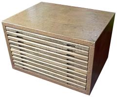 Nagyméretű (30x41x24cm) fa éremtartó fiókos szekrényke 10 darab osztás nélküli tálcával. Közel újsze...