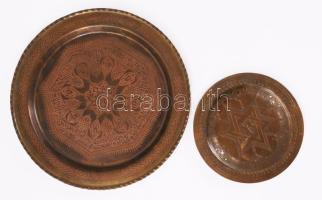 Judaika réz tálca, jelzett egyiptomi, + egy nagyobb réz tálca d: 16 cm, 27 cm